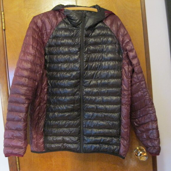 Uniqlo Ultra Light Hooded Down Jacket - Black/Maroon - XL - Picture 2 of 8